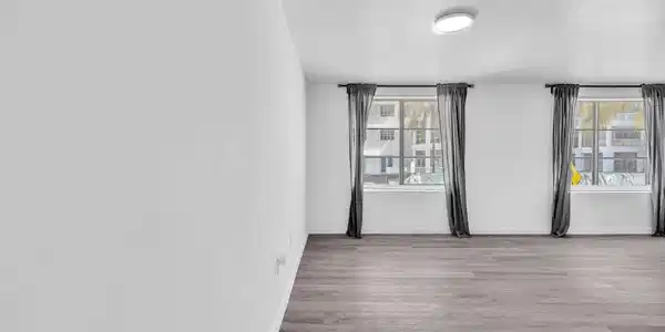 Image 3: Living Area - Light and bright
