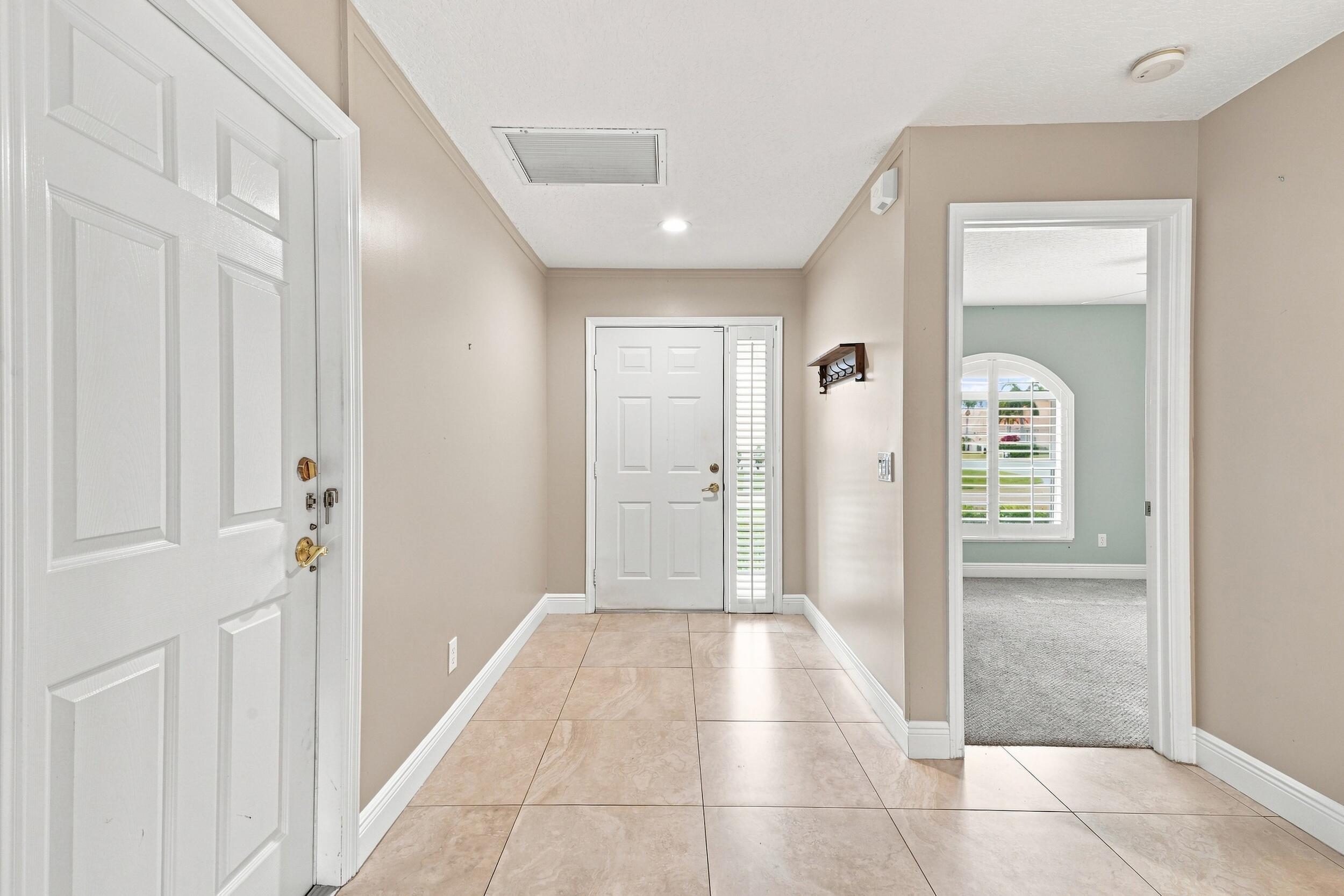 Image 3: Entryway/Foyer