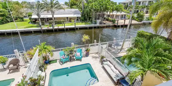 1047 S Riverside Drive