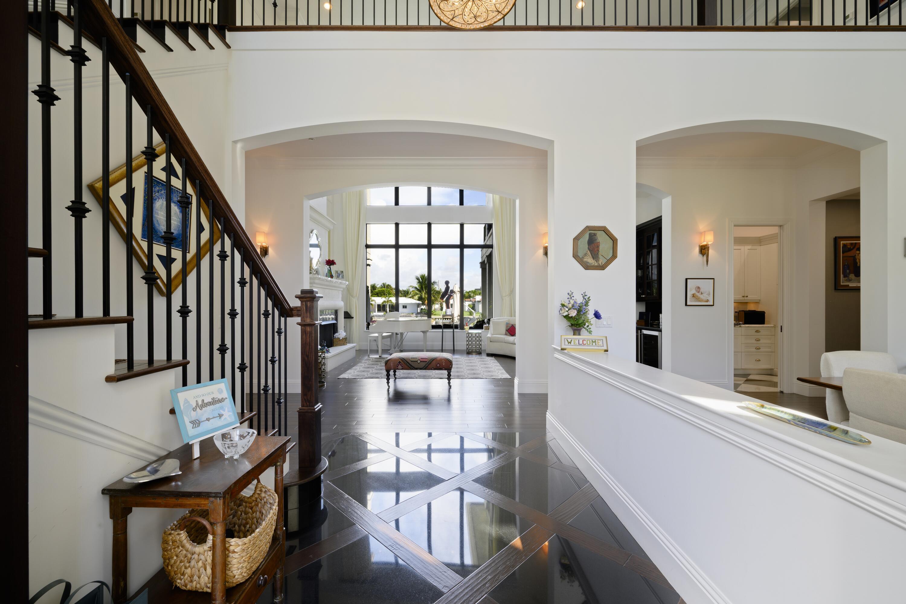 Image 4: FOYER