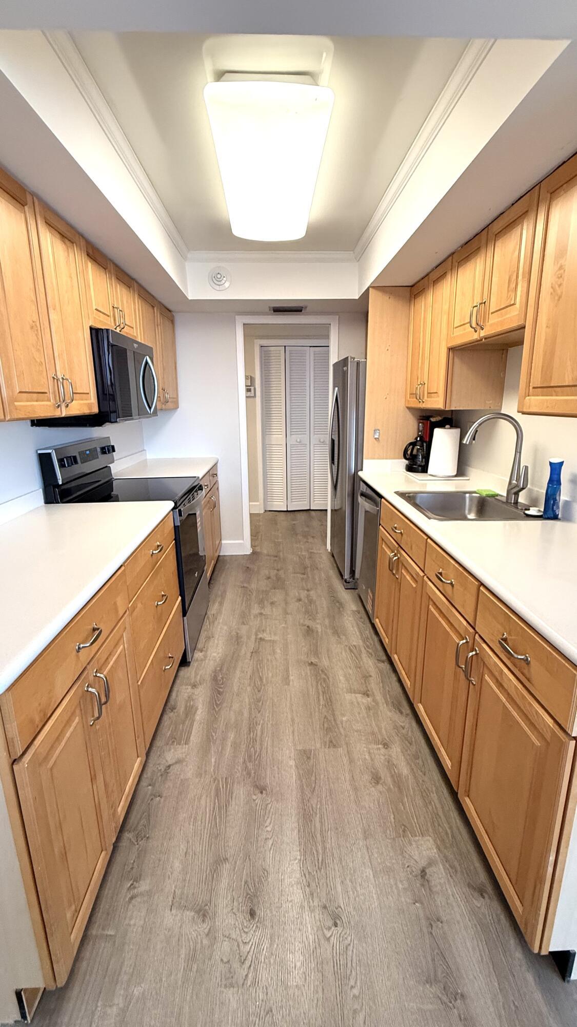 Image 4: Kitchen