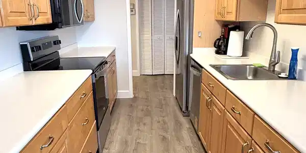 Image 4: Kitchen
