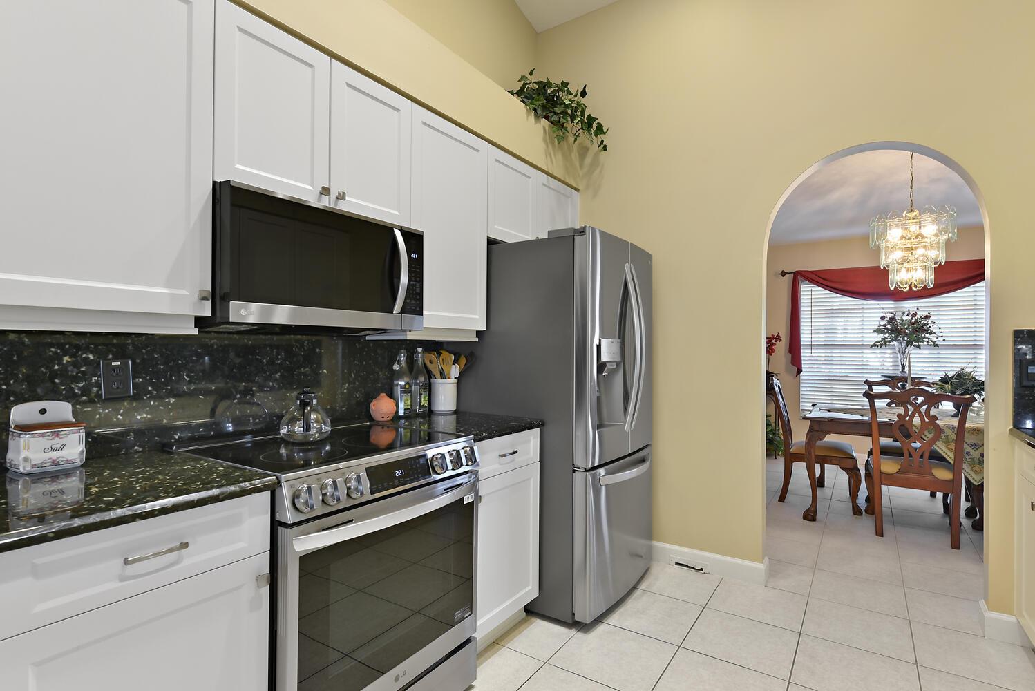 Image 2: RANGE W/BUILT IN AIR FRY