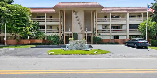 Image 4: Front view