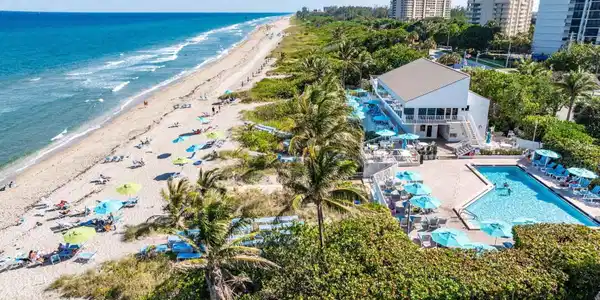 Image 4: BEACH CLUB