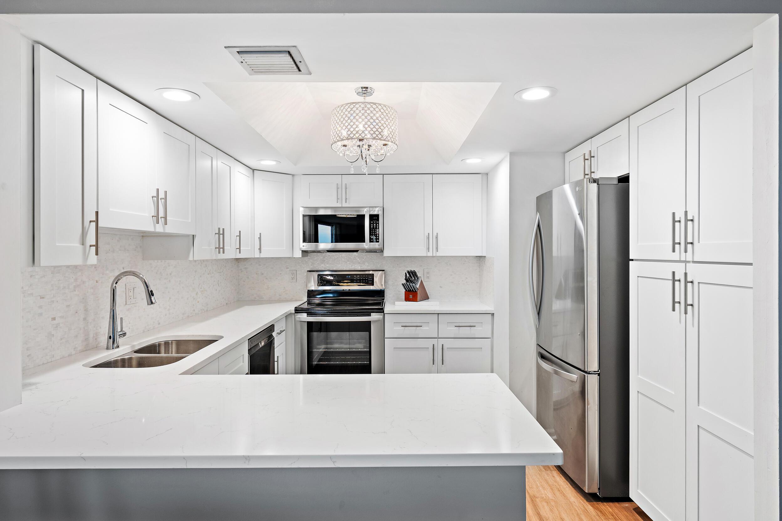 Image 4: Kitchen