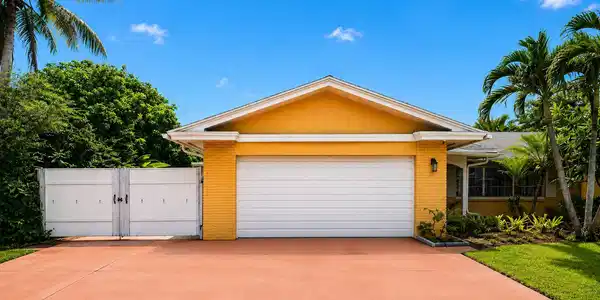 Image 3: Huge Garage