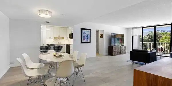 Image 4: Dining/Living
