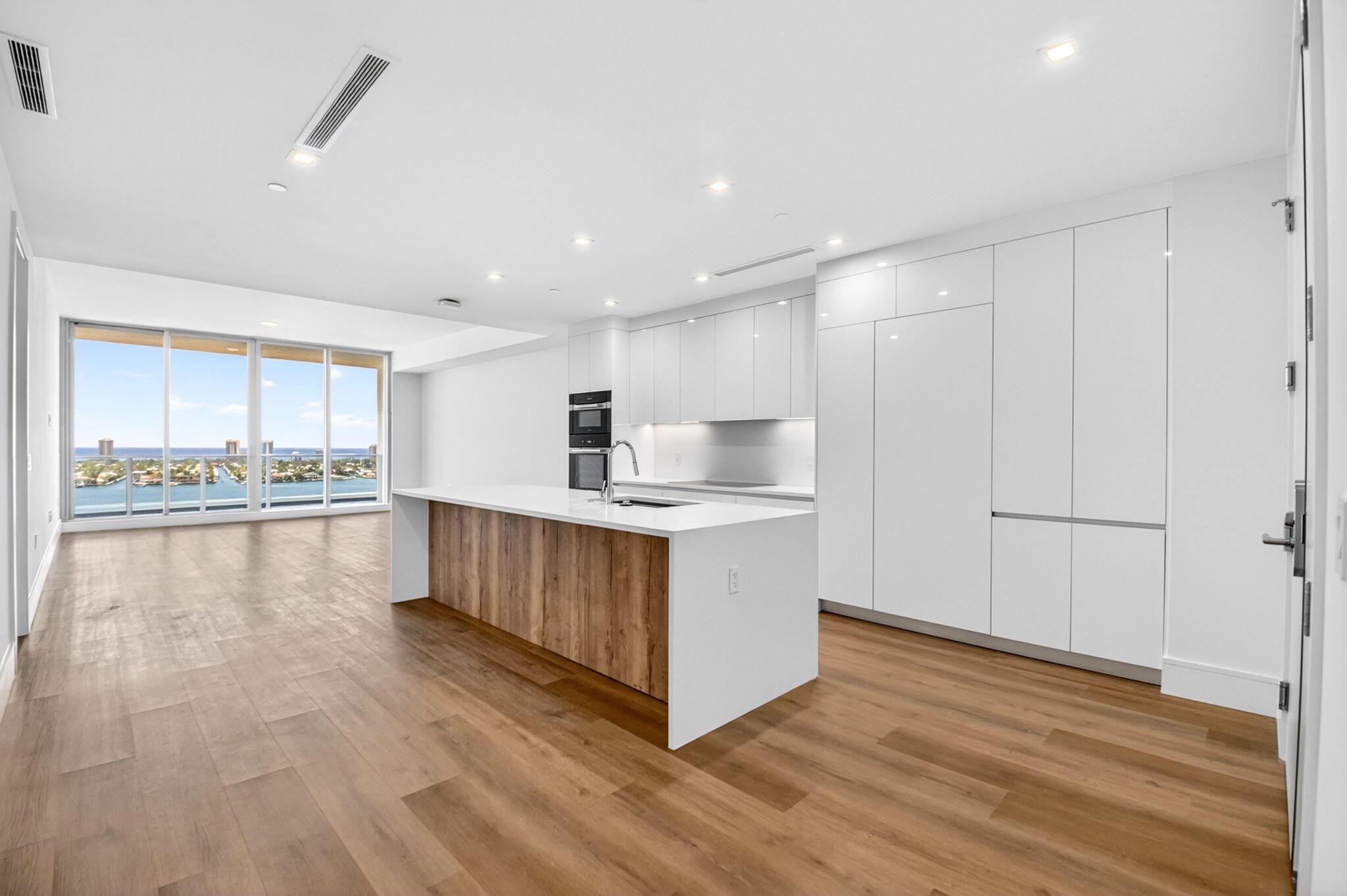 Image 3: Living area