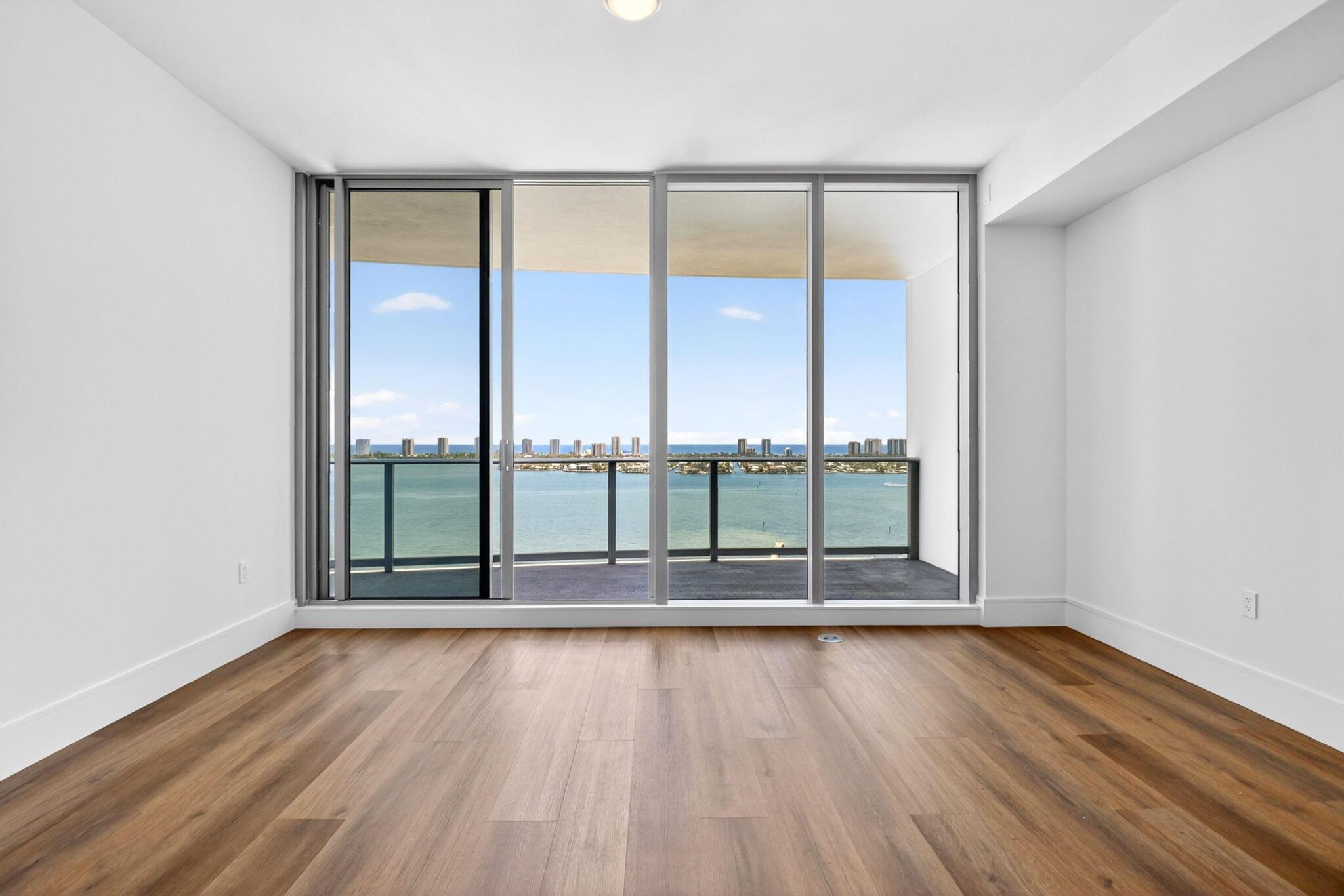 Image 4: Living room with Intracoastal view