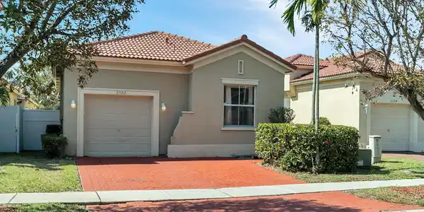 2302 NE 37th Road
