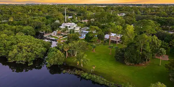 Image 2: 015-6035180thStreetNorth-Jupiter-FL-3345