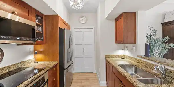 Image 3: KITCHEN