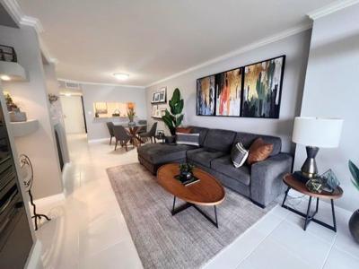 2555 Collins Ave