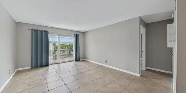 Image 3: Living Room