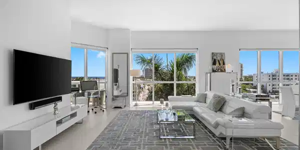 Image 4: Living Room