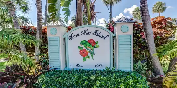 3261 S Oleander Way