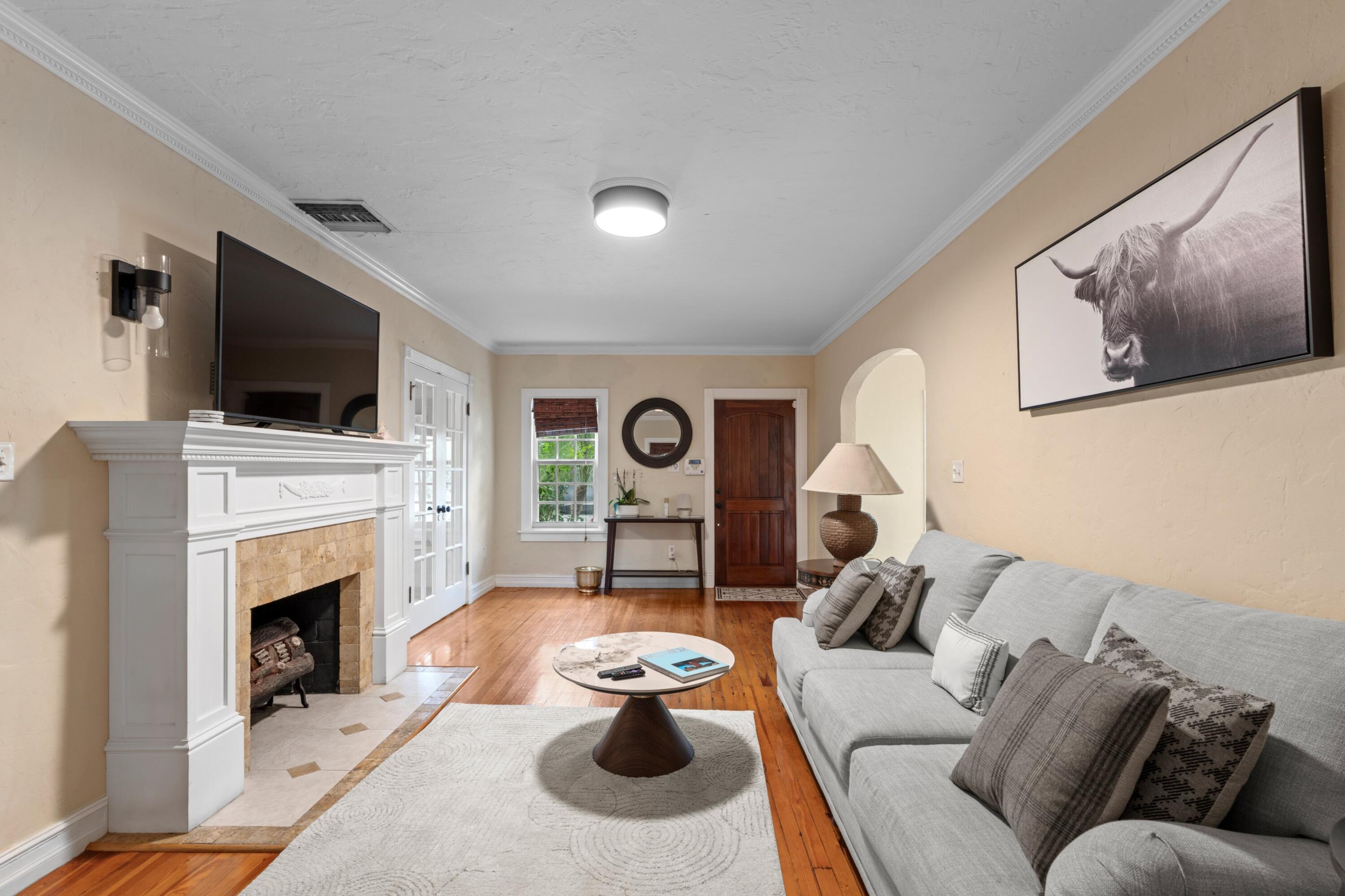 Image 4: 4 - Living Room
