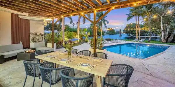 Image 3: 15x30 covered patio space, Natural gas Grill space