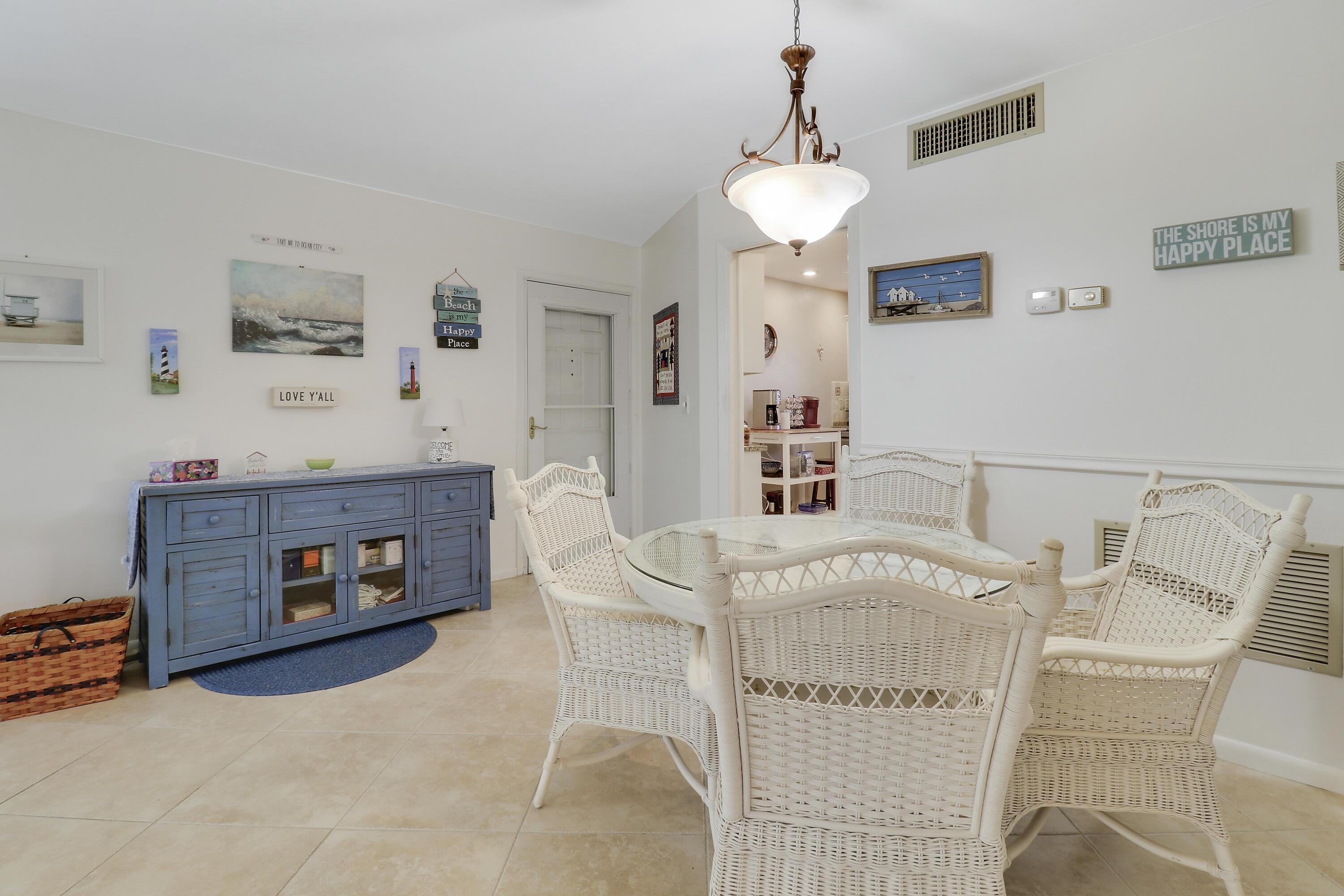 Image 4: Dining and Entry