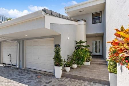 306 Poinciana Dr