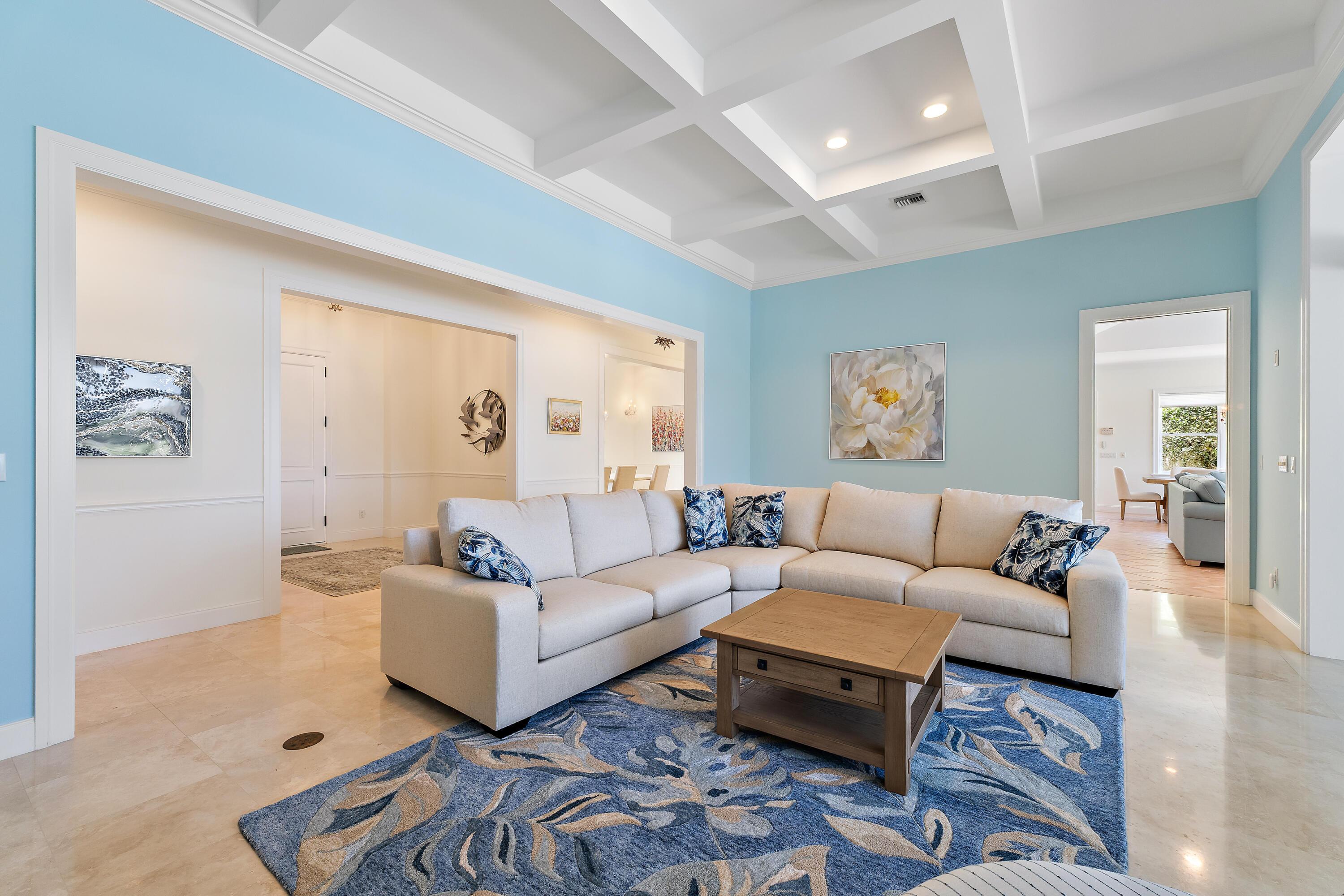 Image 4: Living Room