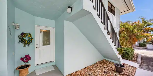 Image 3: entrance3.jpg-FULL