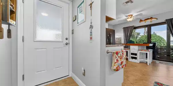 Image 4: foyer1.jpg-FULL