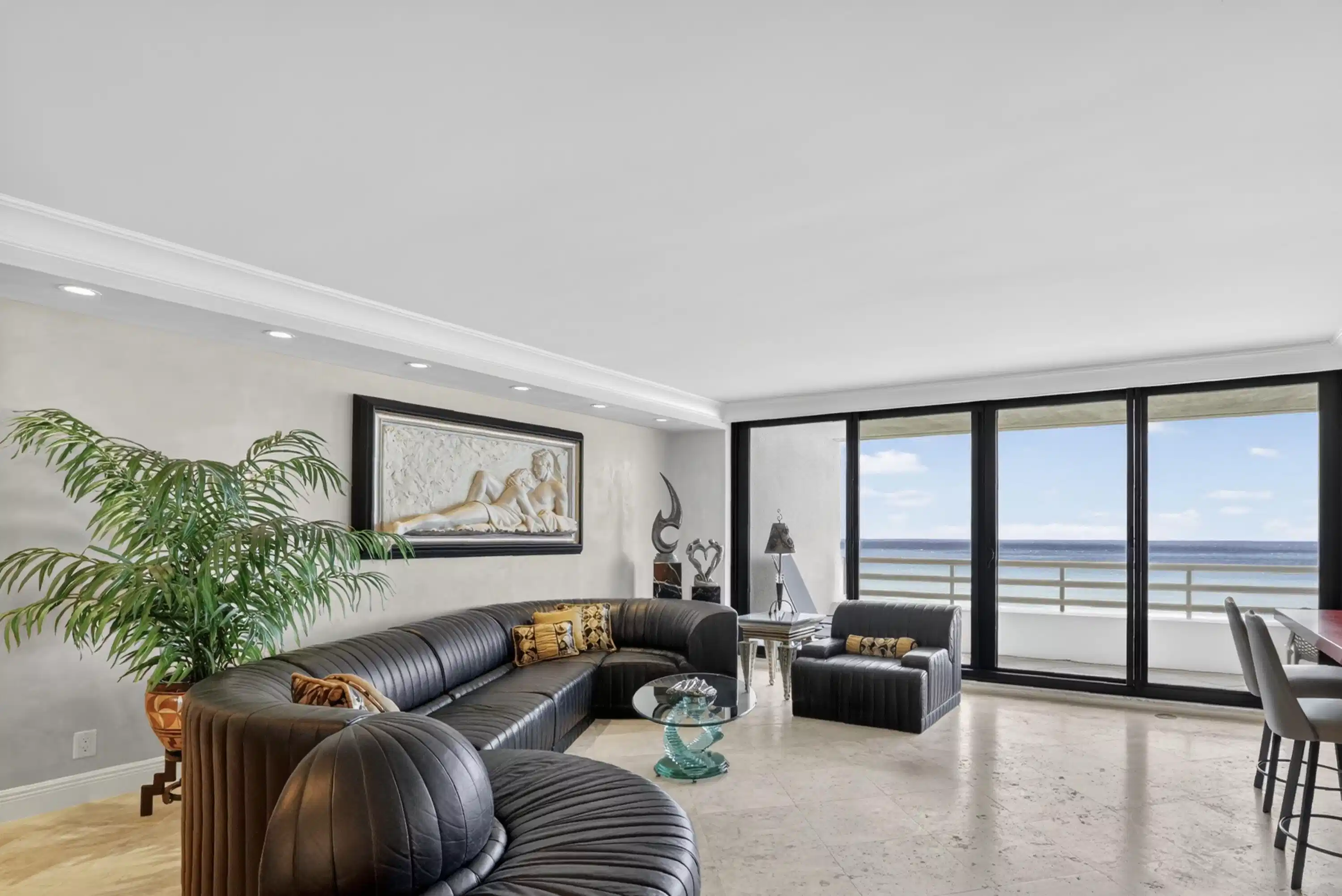 Image 1: Oceanfront Living Room