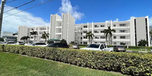 1111 N Riverside Dr