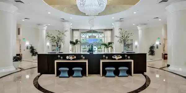 Image 4: REAR VIEW OF THE LOBBY