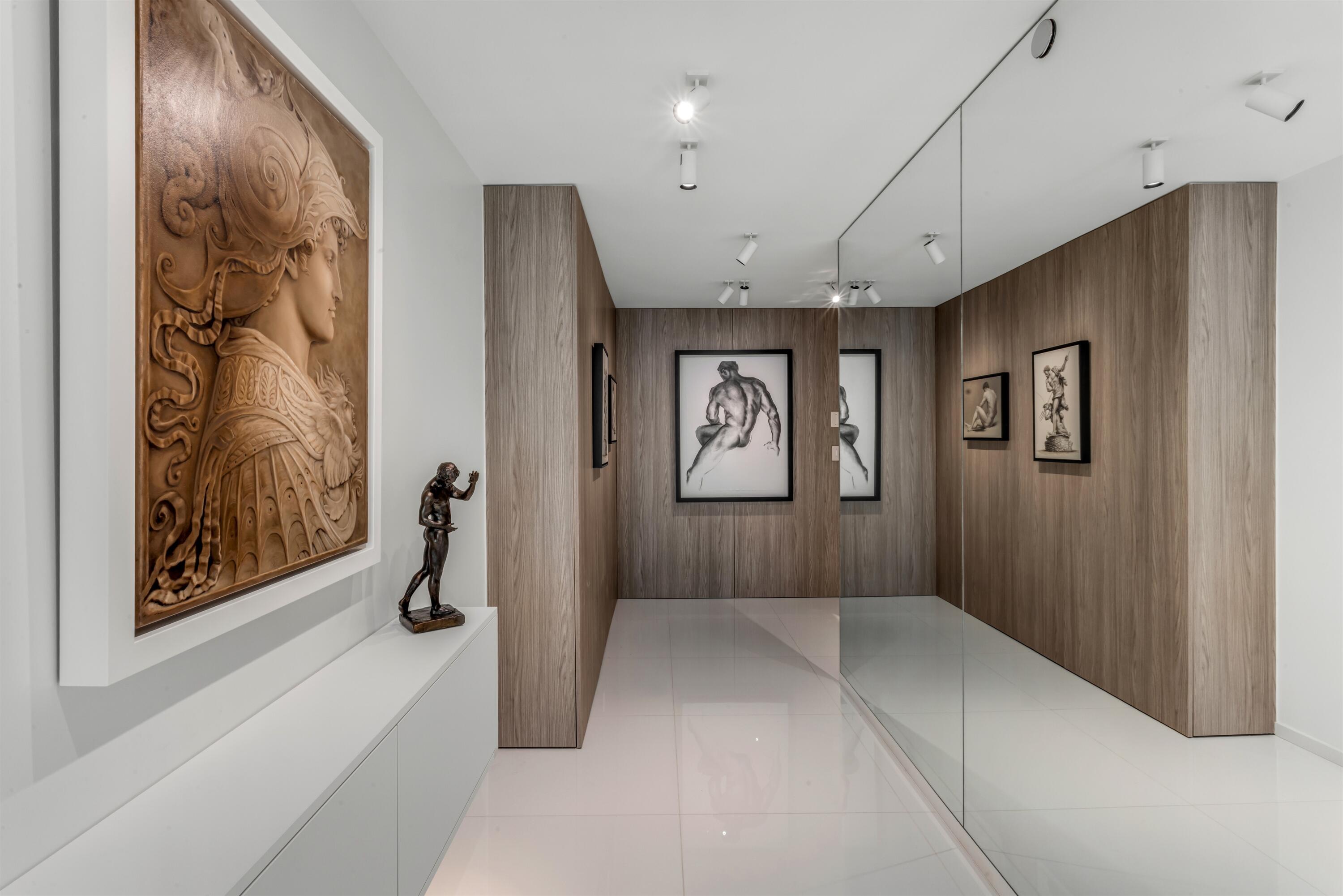 Image 4: FOYER_LOOKING_IN_STRAIGHT_EB