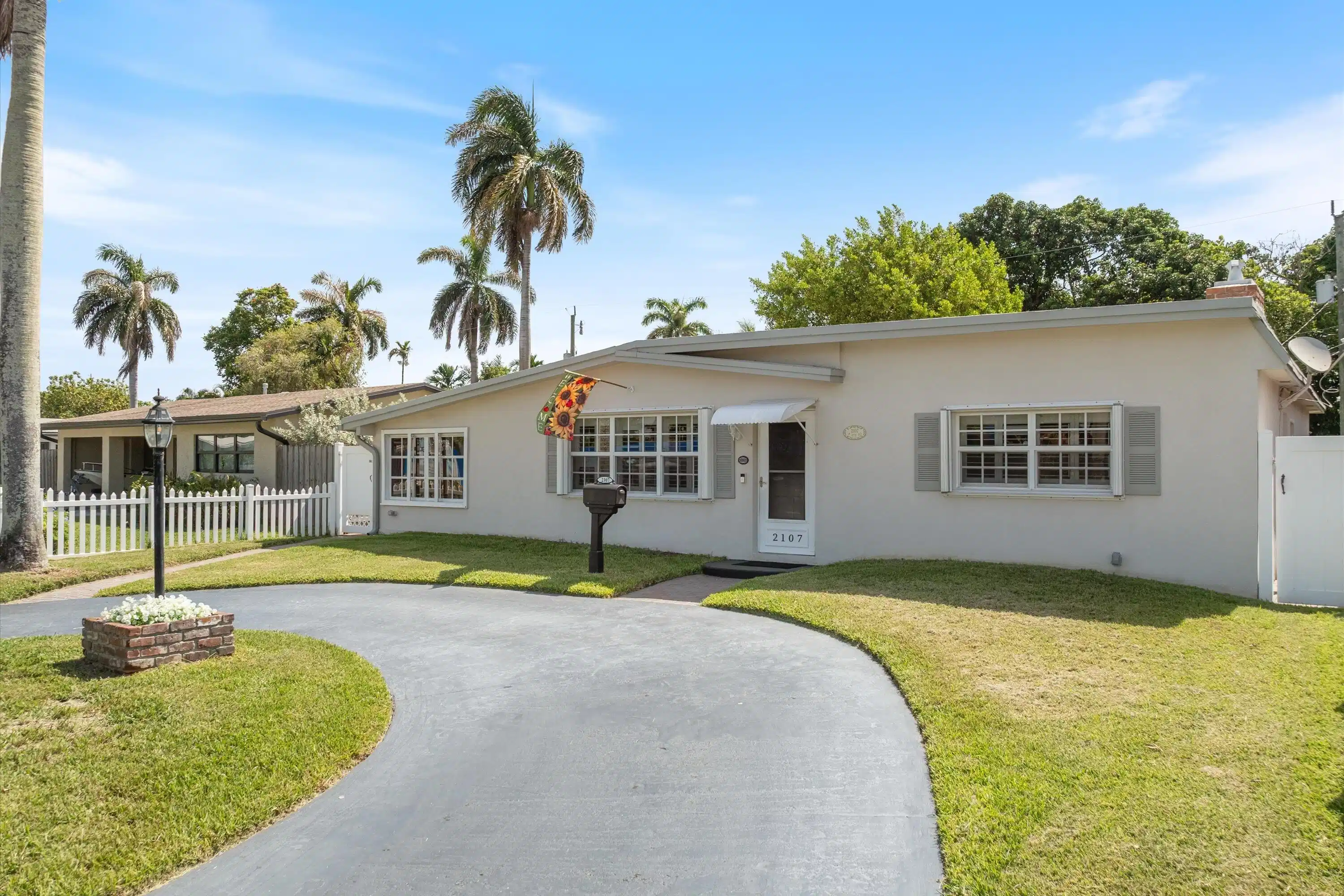 Image 1: 37-2107 N 15th Ave Hollywood, FL-909