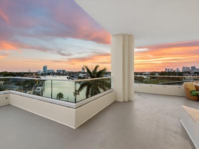 3055 Harbor Dr