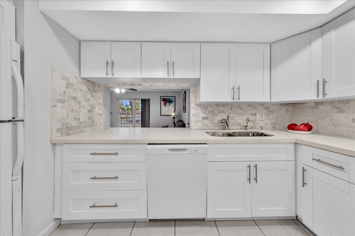 Image 4: open-concept kitchen, breakfast pass-through, Fort