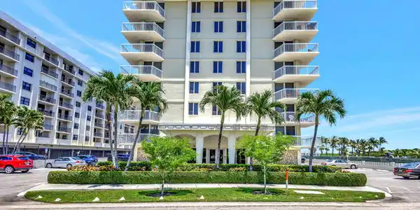 125 S OCEAN Avenue
