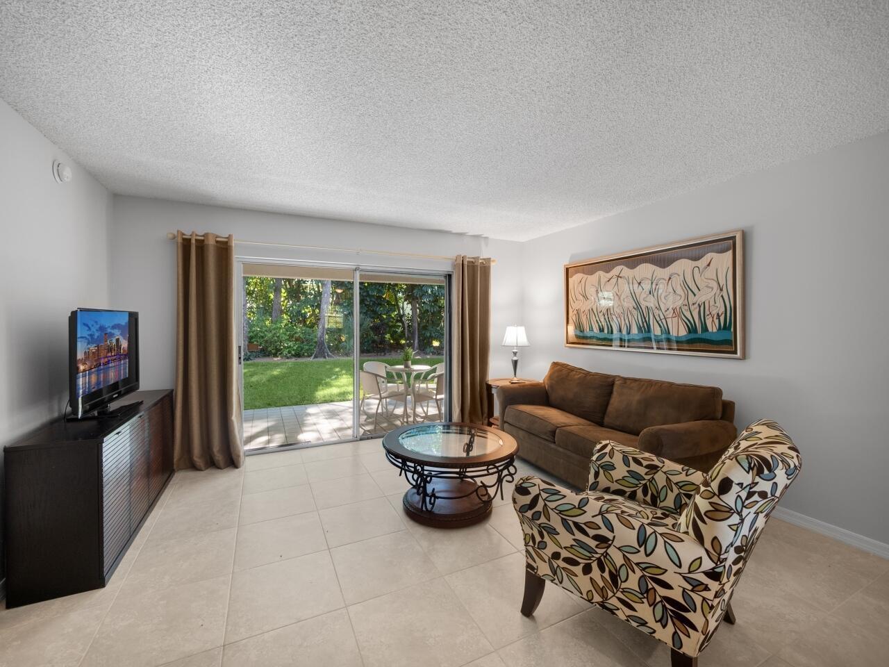 Image 4: Living Area