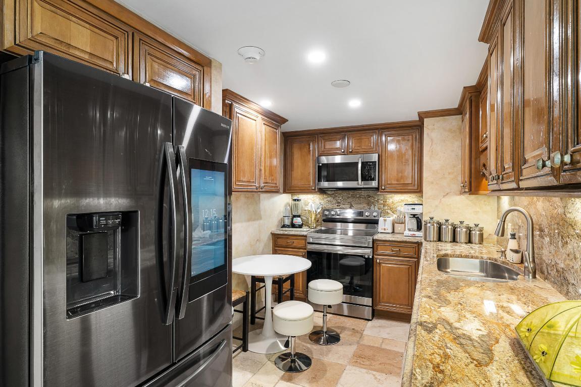 Image 4: Kitchen