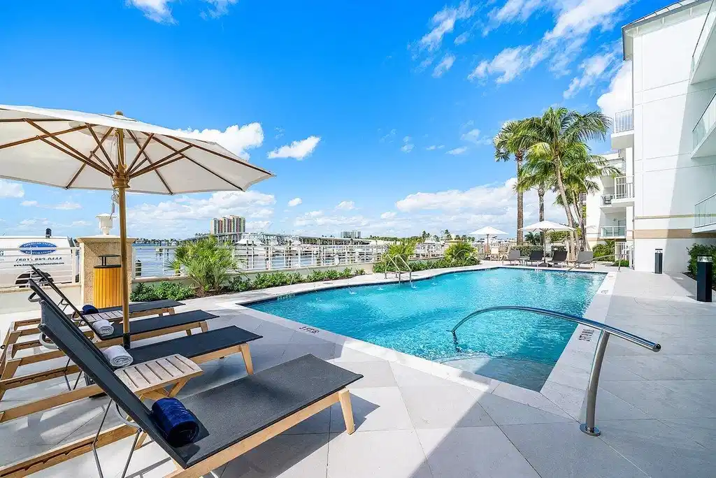 Image 1: havn-marina-pool