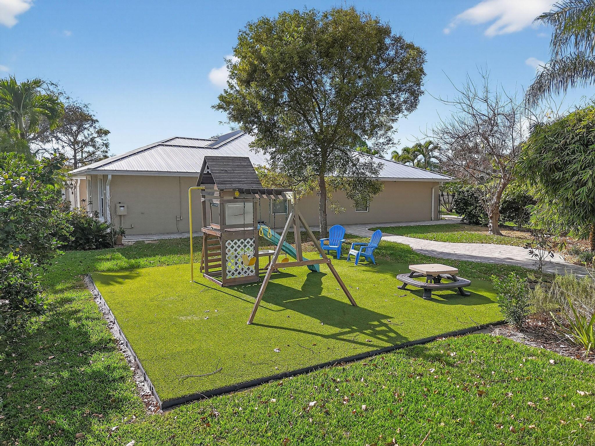 Image 3: Side Yard