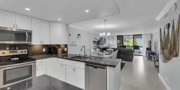 4800 BAYVIEW DR