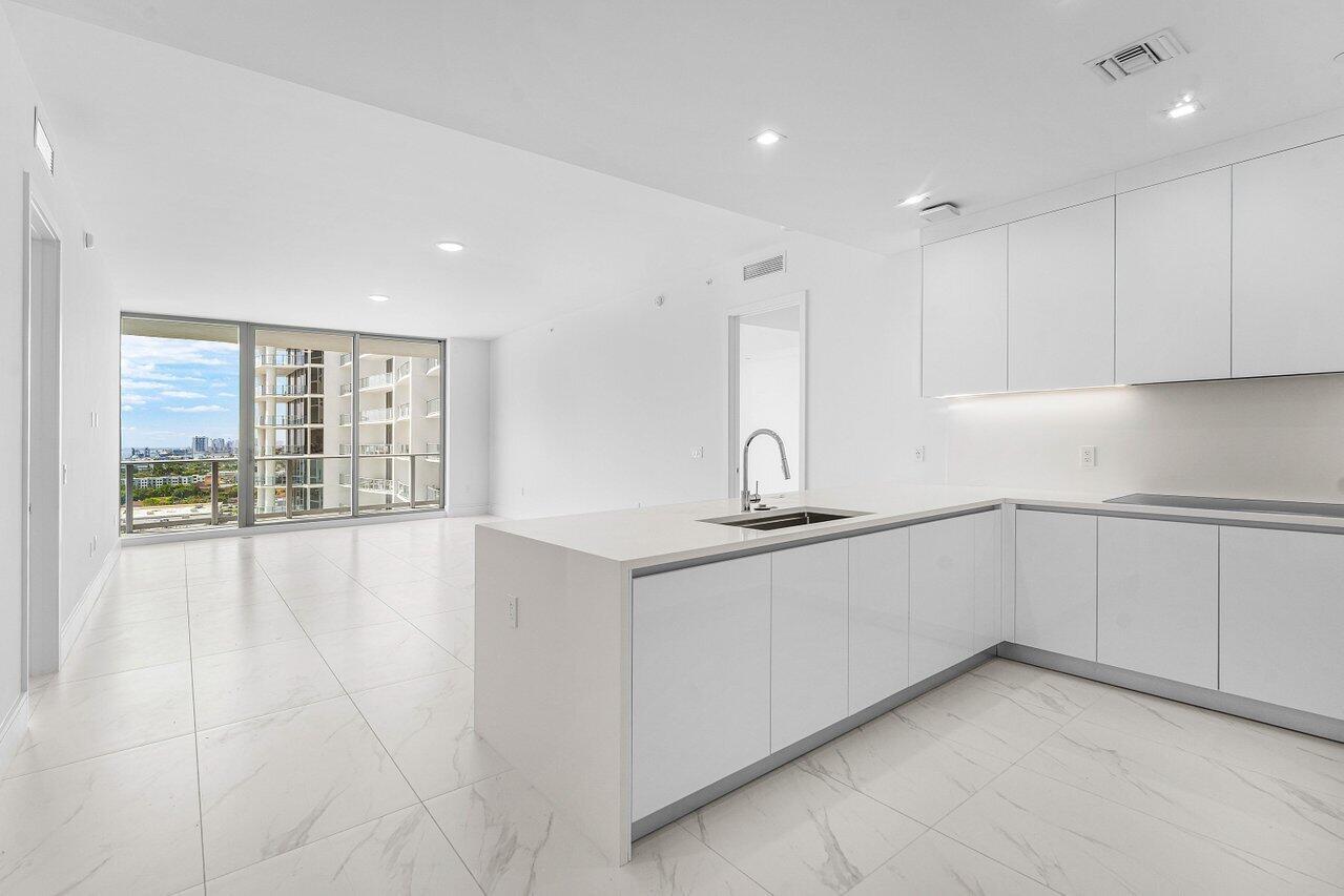 Image 2: 002-220LakeShoreDrive-1415-LakePark-FL-3