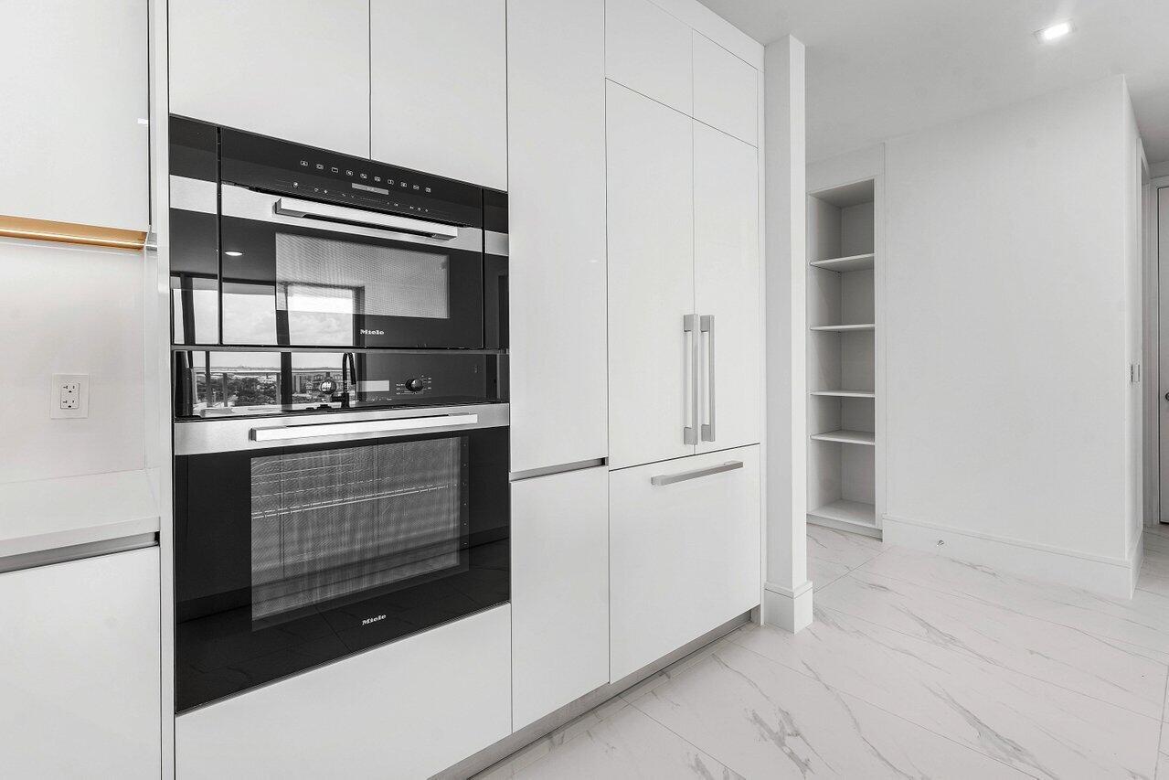 Image 3: 003-220LakeShoreDrive-1415-LakePark-FL-3