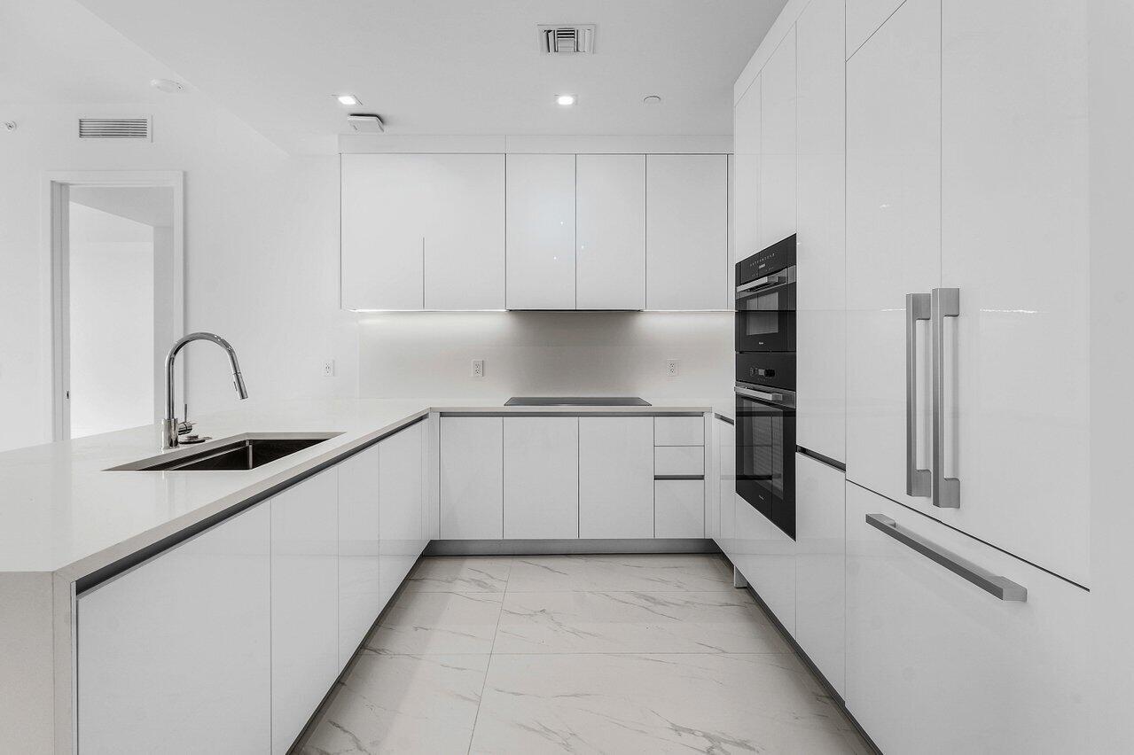 Image 4: 004-220LakeShoreDrive-1415-LakePark-FL-3