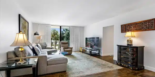 Image 3: Living Room