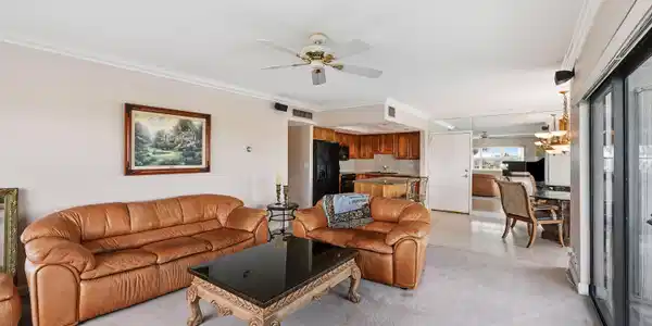 Image 3: Living room