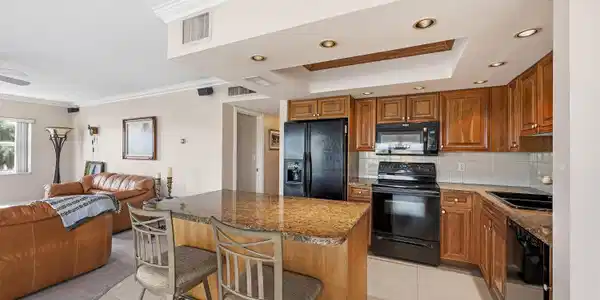 Image 4: Kitchen