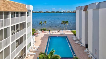 1516 S Lakeside Drive