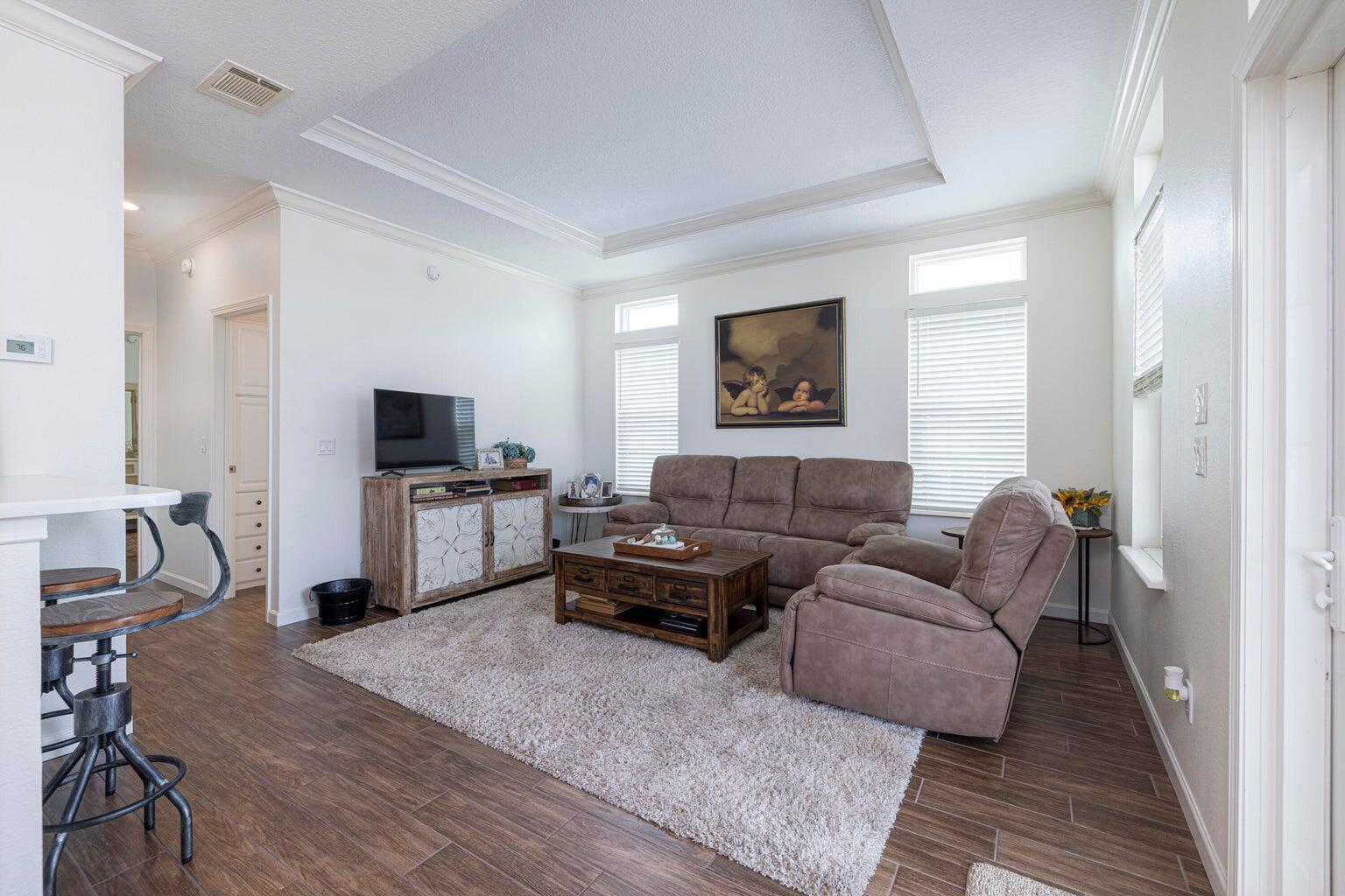 Image 4: Living Room