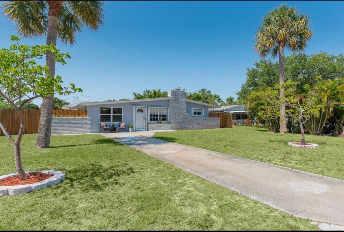Image 2: 1036 NE Terrace Way - Kristen - 02
